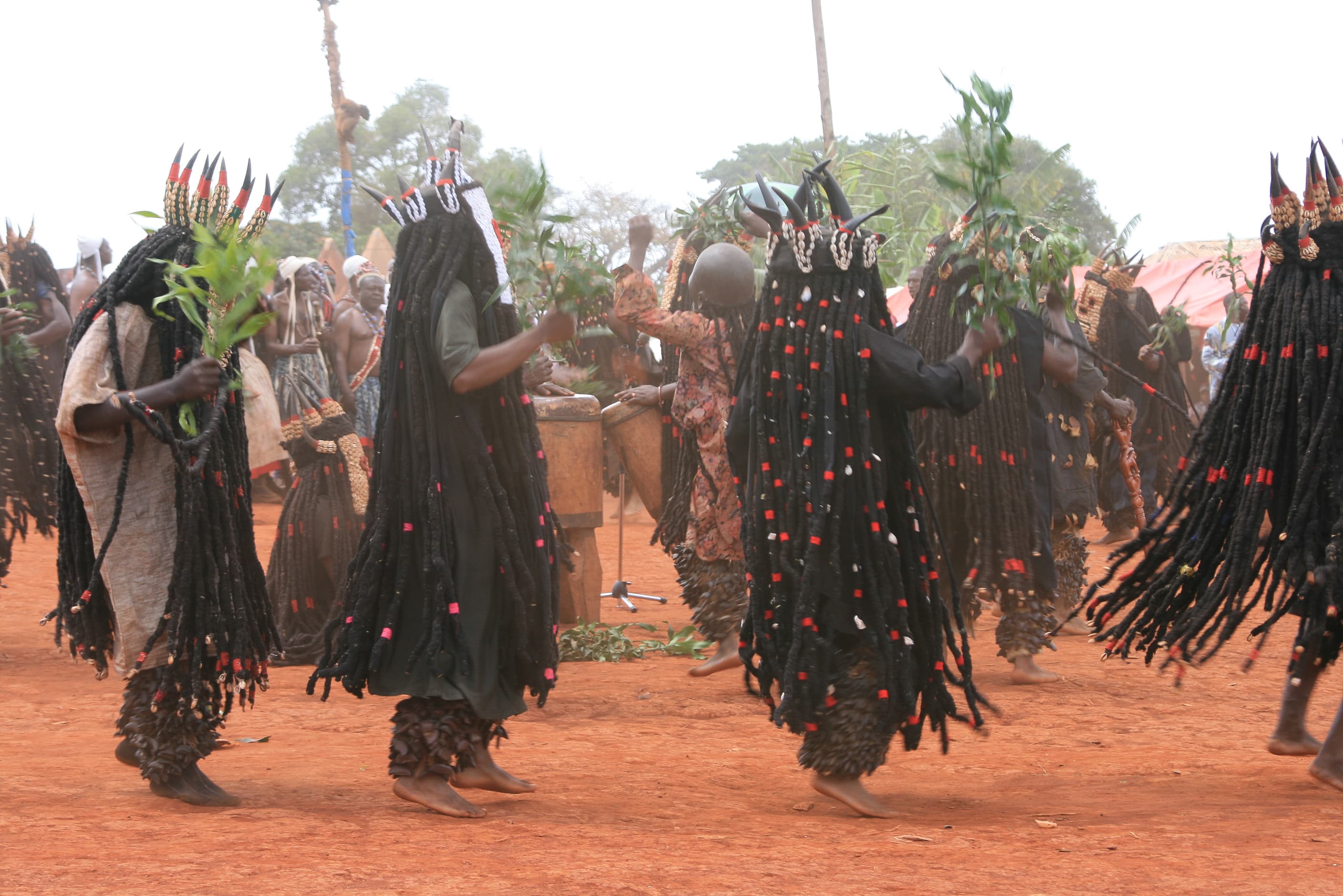 Danseurs traditionnels du groupement Bangangté en tenue rituelle