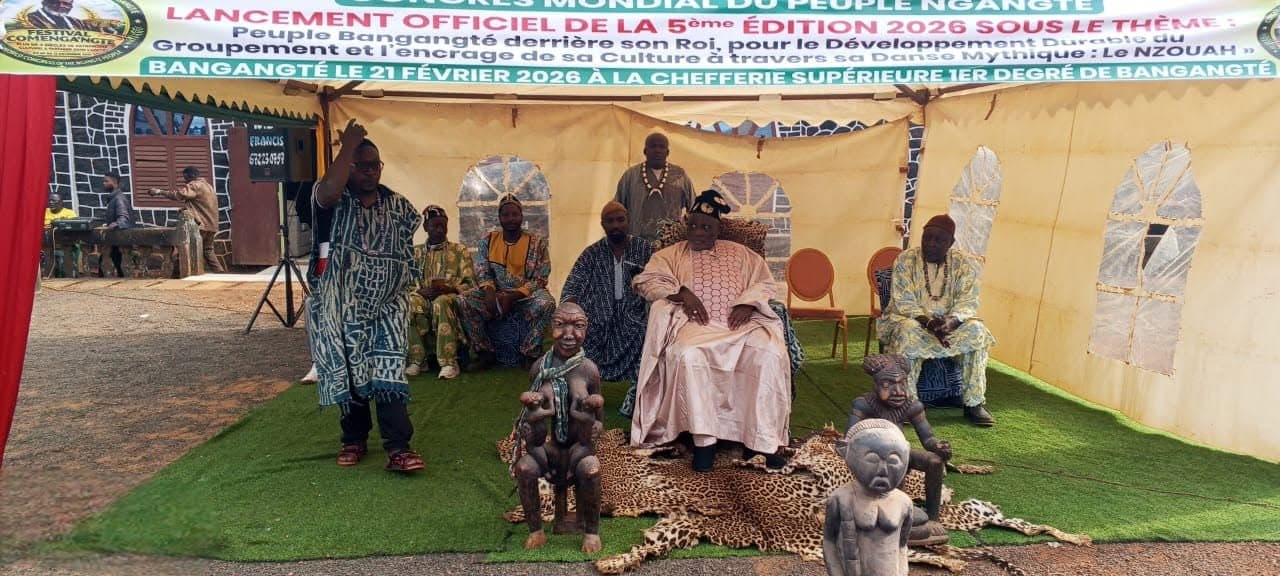 Sa Majesté Nji Monluh Seidou Pokam sur le trône royal